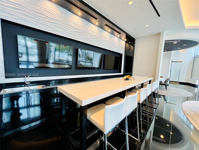 Building Photo - 851 NE 1st Ave