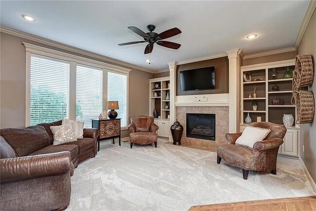 Building Photo - Large open and bright 4 bedroom 3.5 bath home