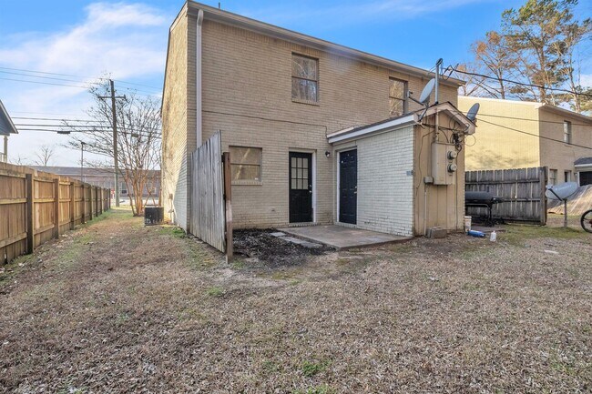 Building Photo - 1110 N Montgomery St