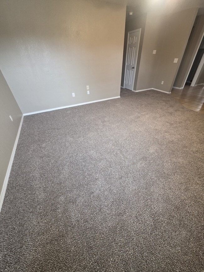 Building Photo - 3 bed 2 bath home