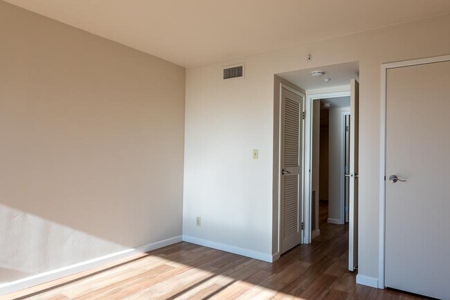 Another view of Bedroom 2 with closet - 500 N St