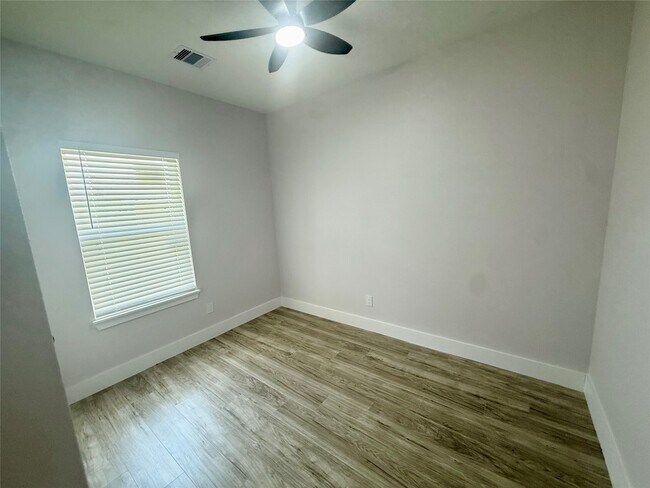 Building Photo - 9508 Quaker Ct