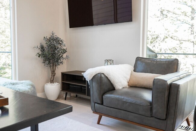 Building Photo - 255 Matterhorn Dr