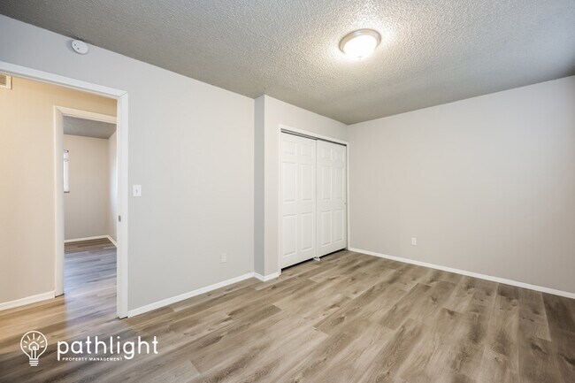 Building Photo - 4985 Montebello Dr