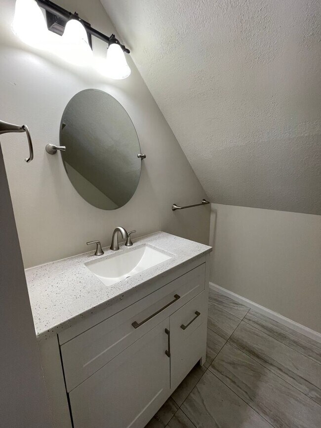 Building Photo - GREAT FAMILY HOME! FULLY FENCED YARD!