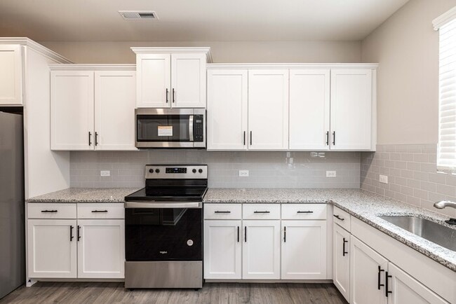 Building Photo - BEAUTIFUL 3BD/2.5BTH Townhome - MALLARD CREEK- ASK ABOUT OUR JANUARY MOVE IN SPECIAL