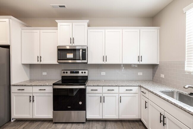 Building Photo - BEAUTIFUL 3BD/2.5BTH Townhome - MALLARD CREEK