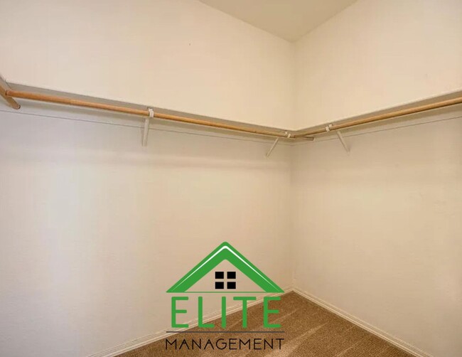 Building Photo - 3 Bed 2 Bath Live your best life in this i...