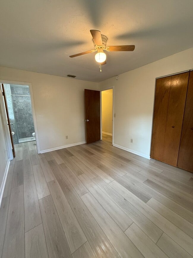 Building Photo - Completely Renovated!