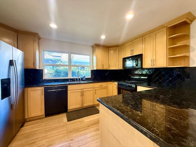 Building Photo - 4004-4006 Bismarck Dr