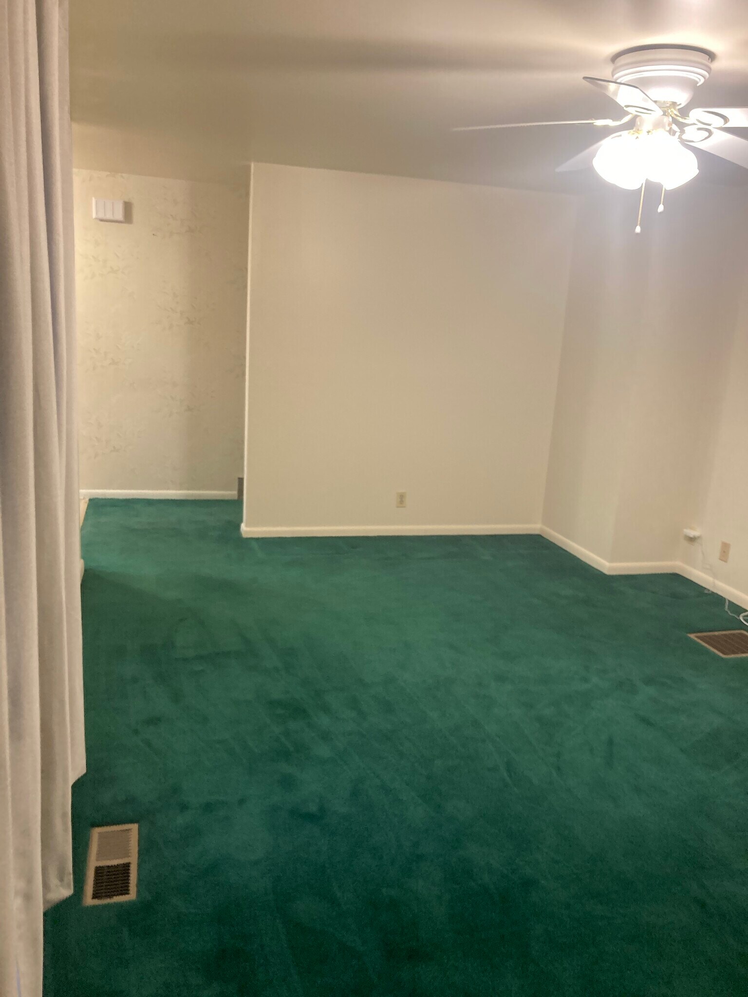 Livingroom - 615 E 250 N