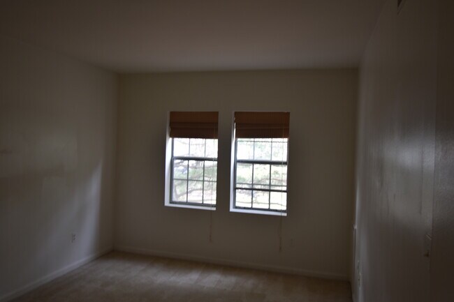 Building Photo - Colonial Village Key Blvd
