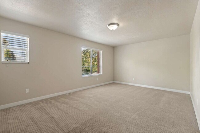 Building Photo - 3 Bed, 2.5 Bath Townhome in South Jordan – Solar-Powered, Low Utility Bills