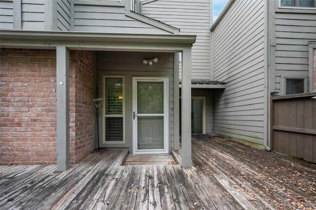 Building Photo - 11709 Lakeside Pl Dr