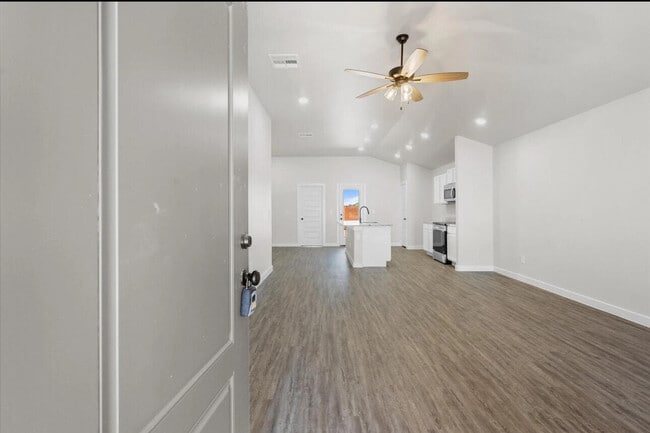 Building Photo - 2122 Langford Ave