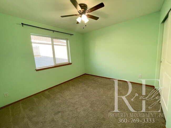 Building Photo - Spacious 3 bedroom