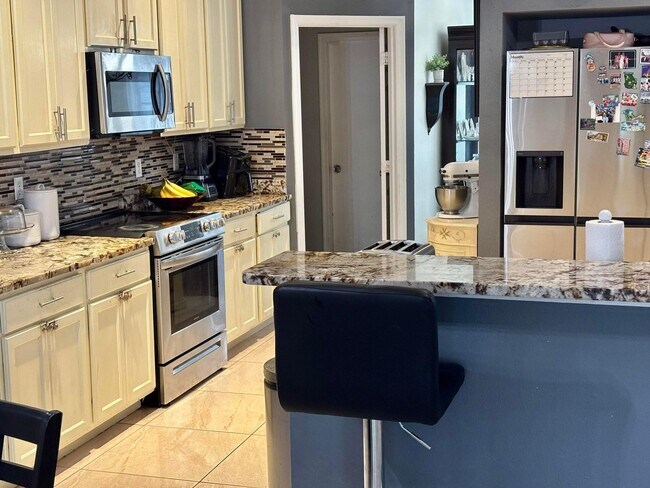 Building Photo - 981 SW McComkle Ave