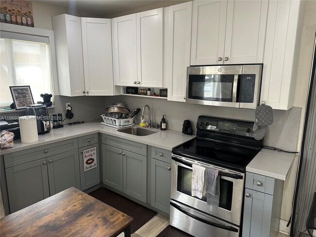 Building Photo - 1147 NE 113th St