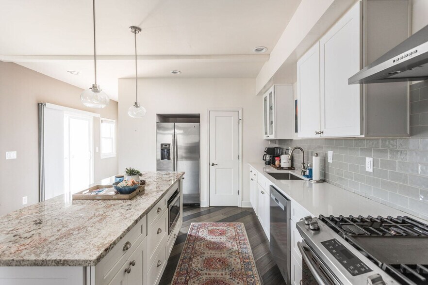 Building Photo - 373 E Morris St