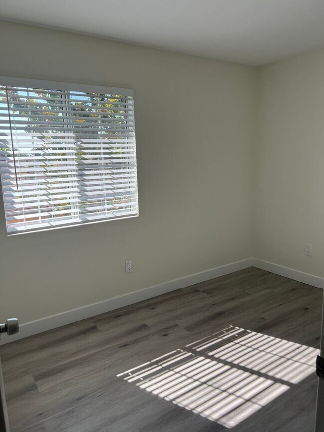 Building Photo - Delong Townhomes