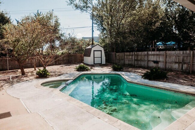 Building Photo - 1505 Windsong Trail