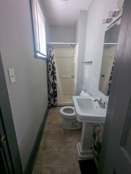 Building Photo - 803 W Chestnut St