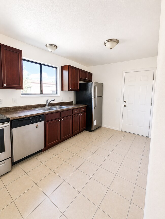 Building Photo - Convenient location, new paint & carpet throughout, enclosed patio.
