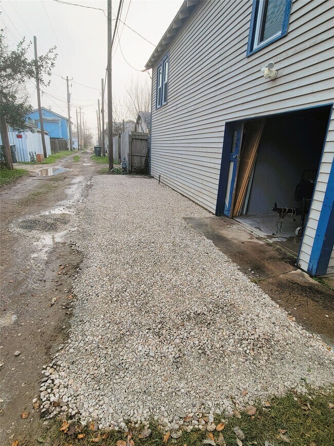 Building Photo - 5011 Avenue Q