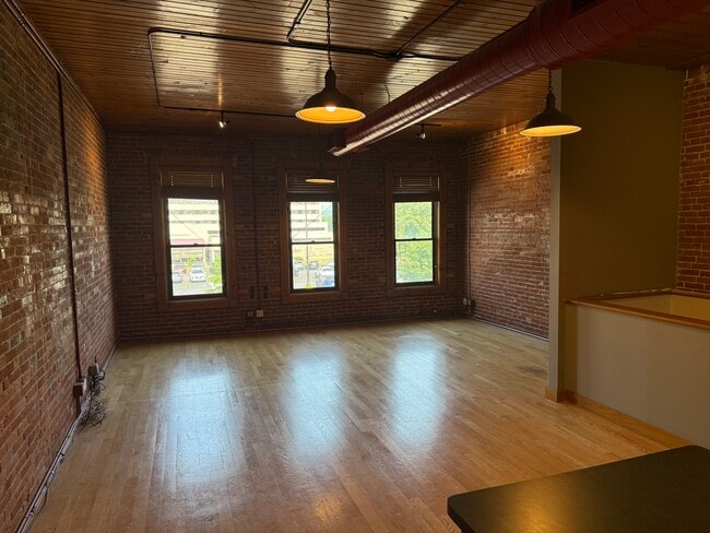 Building Photo - 109 2nd St S