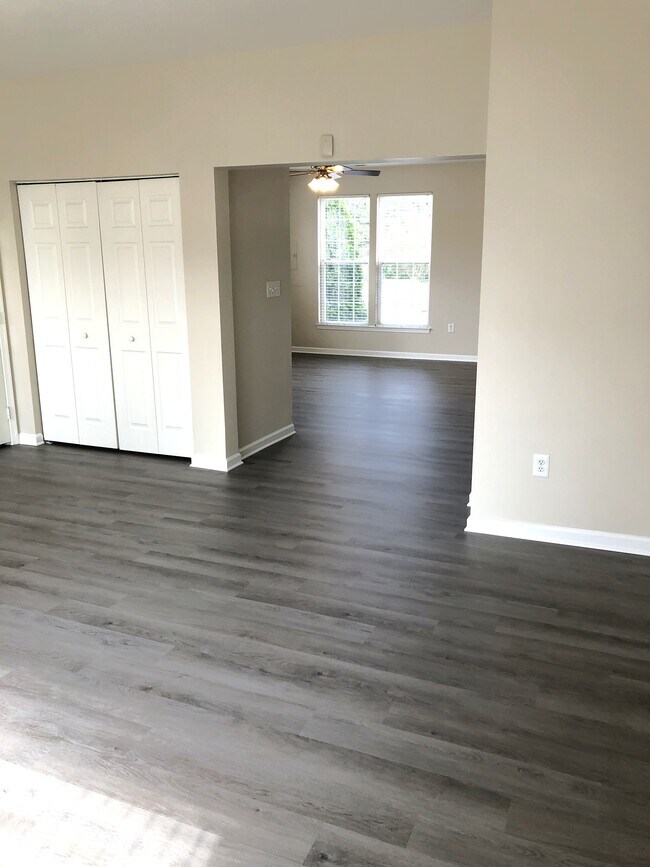 Building Photo - 1001 Meadow View Dr