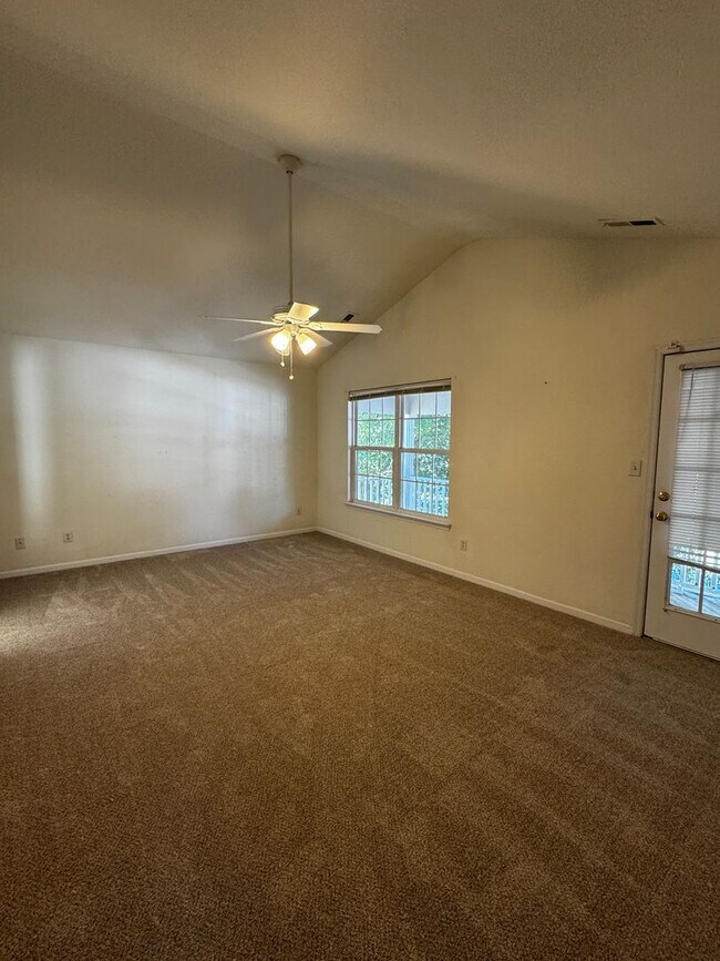 Building Photo - BEAUTIFUL OPEN FLOOR PLAN