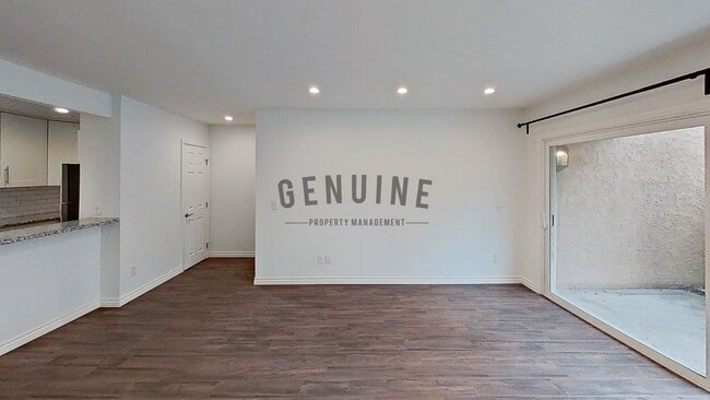 Building Photo - 1st Floor 1 Bedroom Unit in South Coast Me...