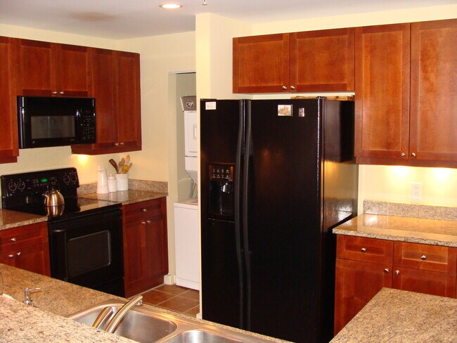 Building Photo - 3 bedroom 2 bath furnished condo