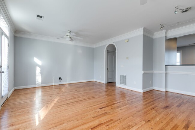 Building Photo - 3 Bedroom Townhome in Oregon Hill!