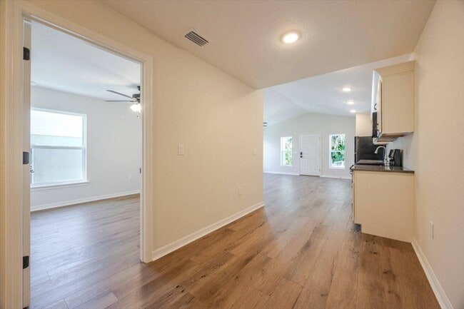 Building Photo - 1164 Fairway Dr