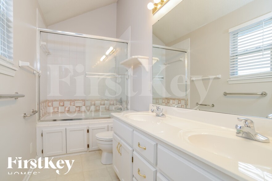 Building Photo - 11123 N Lewis Ave