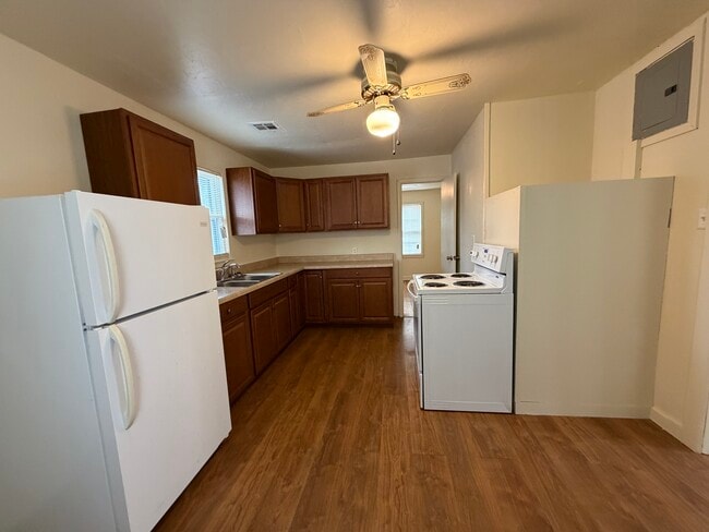 Building Photo - 900 S Mill St