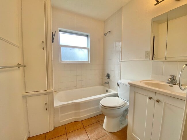 Building Photo - Pre-leasing now - 3 bed /2 bath - available 6/10/2026