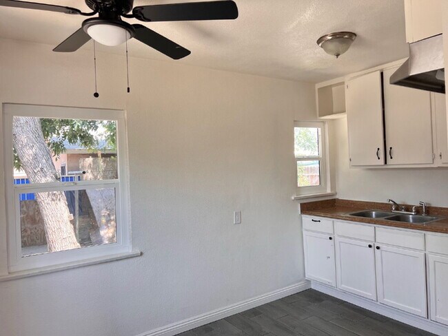 Building Photo - Newly renovated 2br 1bath near the 215