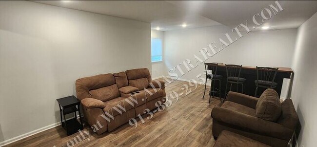 Building Photo - Like New Furnished Home in Lawrence Short Term Lease-Available NOW!!
