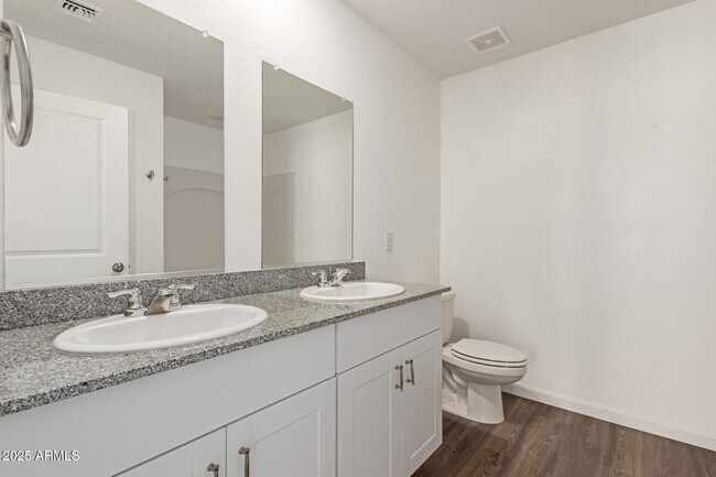 Building Photo - 1610 W Laguna Dr