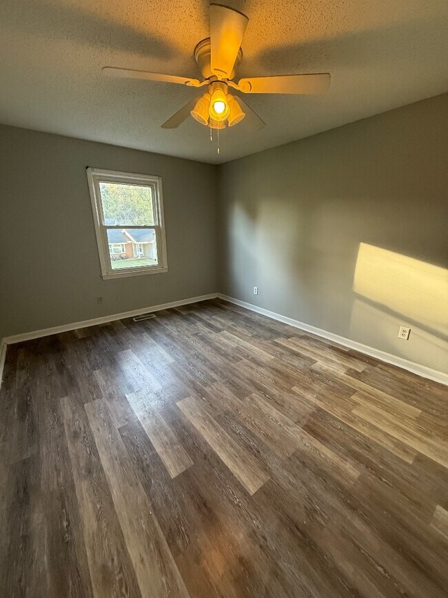 Building Photo - 124 Crestview Dr