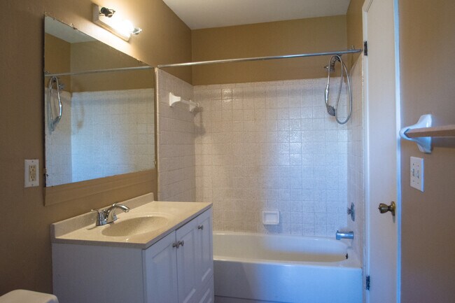 Building Photo - Just Listed 2/1 half duplex home!
