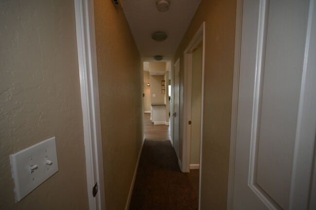 Building Photo - 4672-76LB