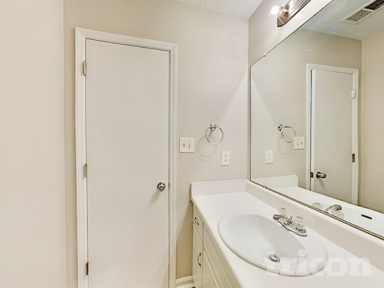 Building Photo - 211 Robin Ln