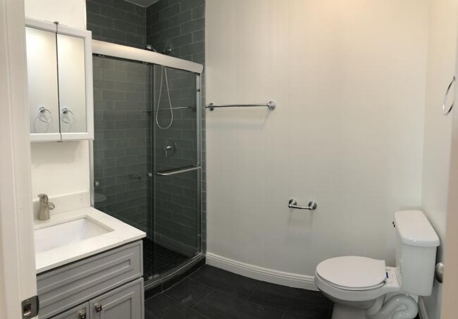 Building Photo - 3 bedroom in Oakland CA 94606