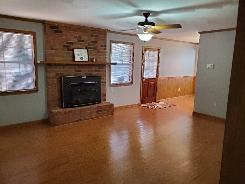 Building Photo - 302 Robbie St