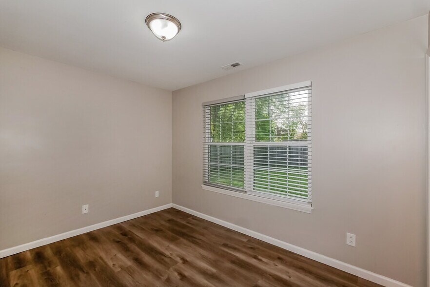 Building Photo - 450 Southgate Dr