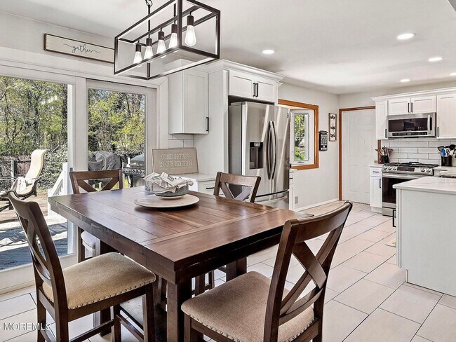 Building Photo - Charming & Cozy Ranch with Spacious Backya...