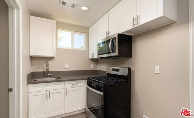 Building Photo - 9219 Langdon Ave